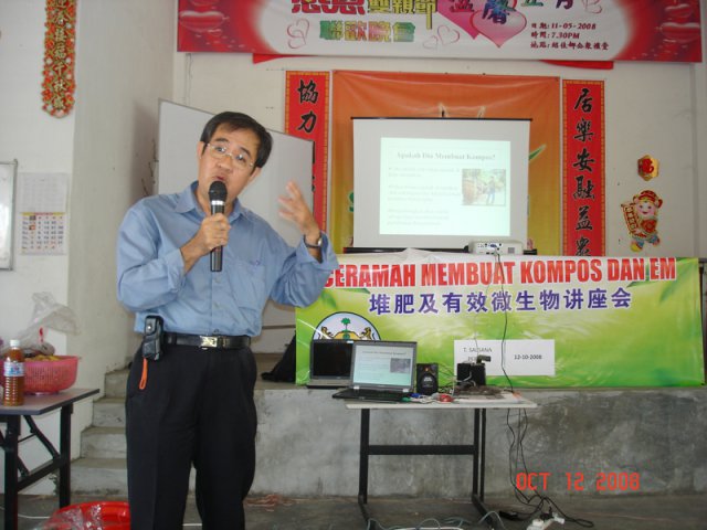 En Khor Hung Teik memberi ceramah membuat kompos di Taman Saujana Permai pada 12 Okt.